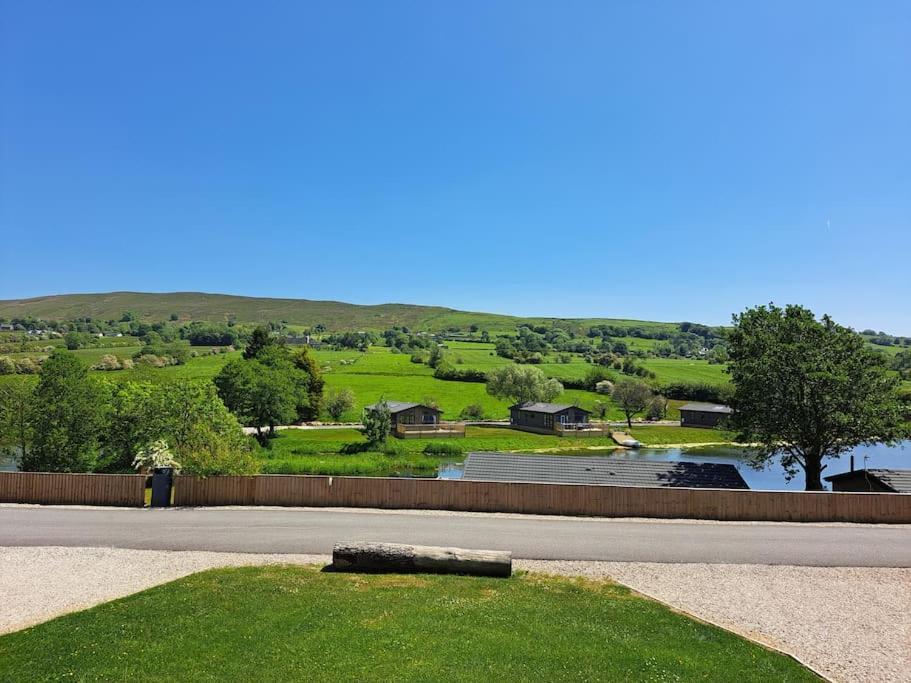 Diddly Squat Lodge With Hot Tub, Pendle View Holiday Park Клайтеро Экстерьер фото